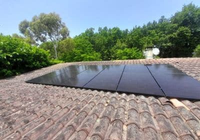 photo panneaux solaires sur toit maison numero 6